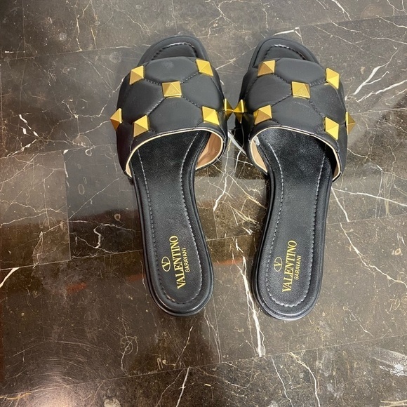 Valentino Garavani Roman Stud flat leather sandals black and gold - Picture 12 of 14